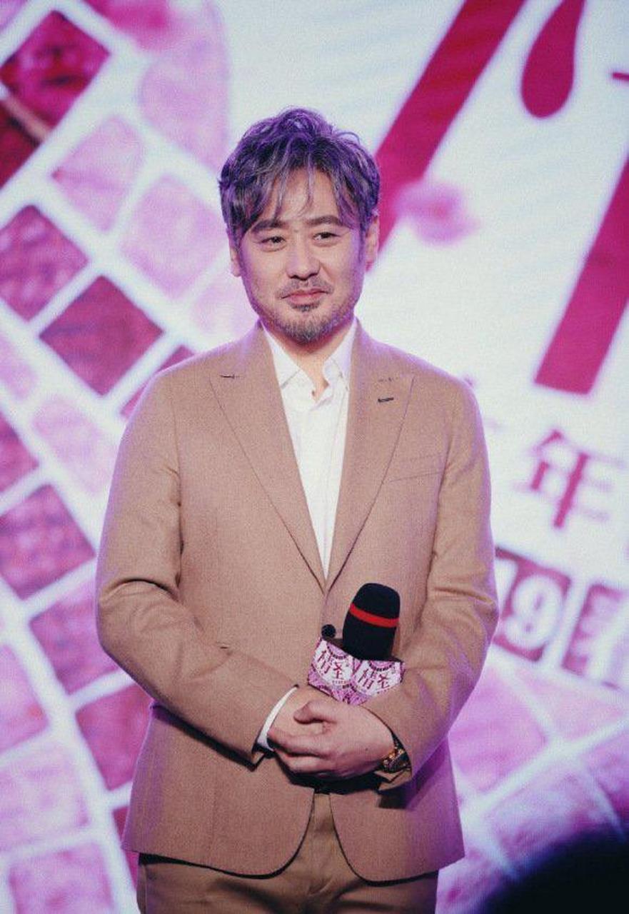 吴秀波穿西装胡子拉碴,沧桑绅士风度抢眼