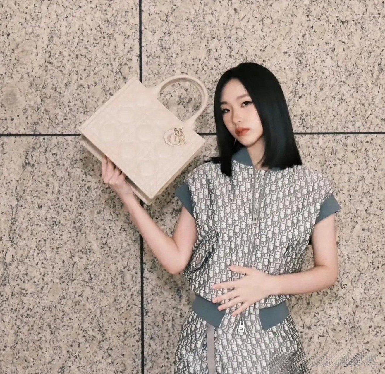 小s太幸福了,大女儿许曦文也接大牌代言了! ?