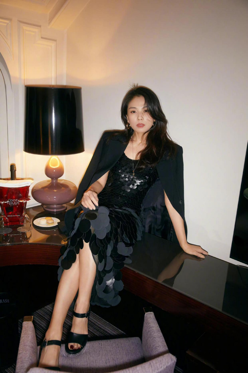 刘涛吊带连衣裙配一字带高跟鞋