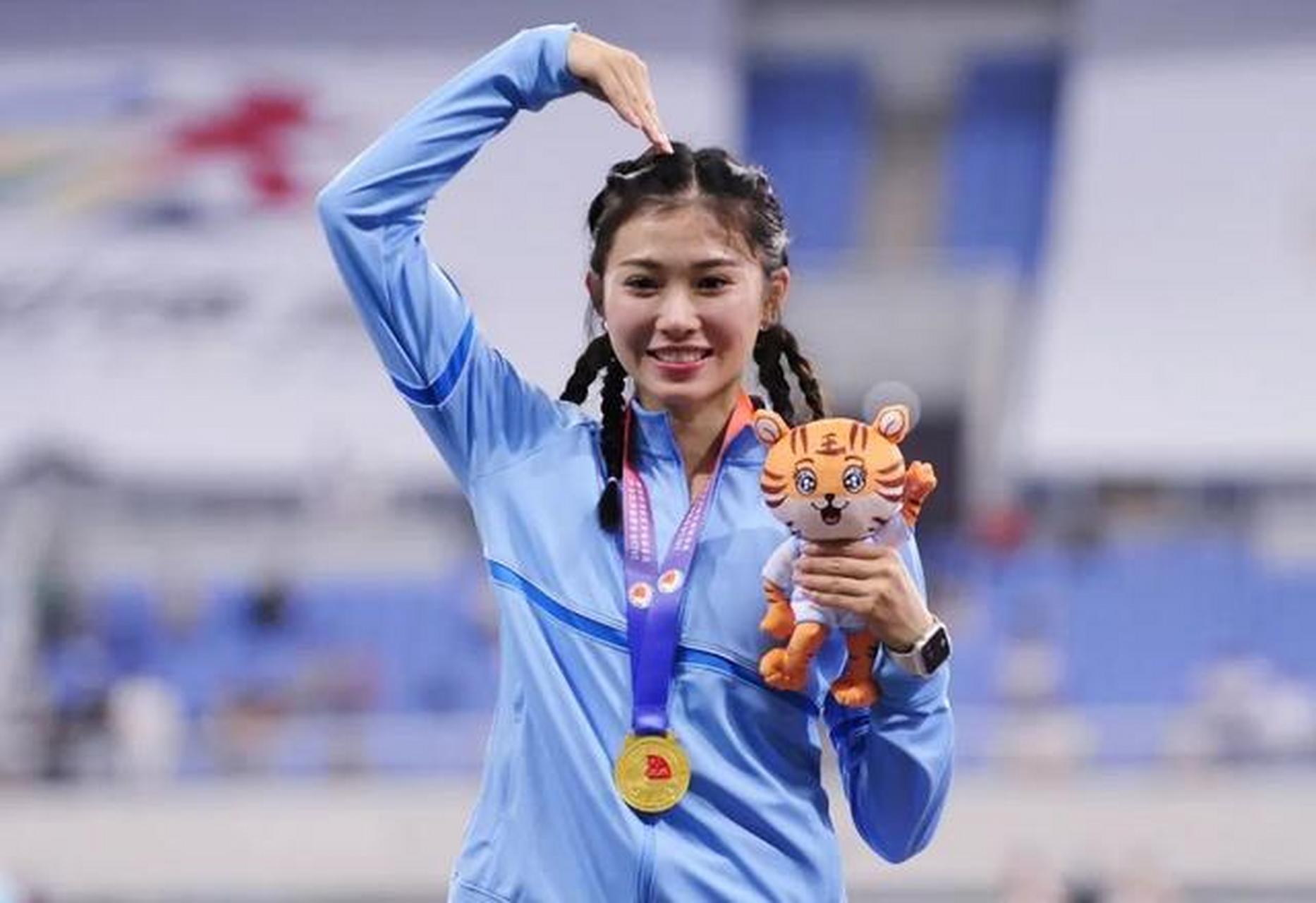 《吴艳妮:赛道上的闪耀之星》