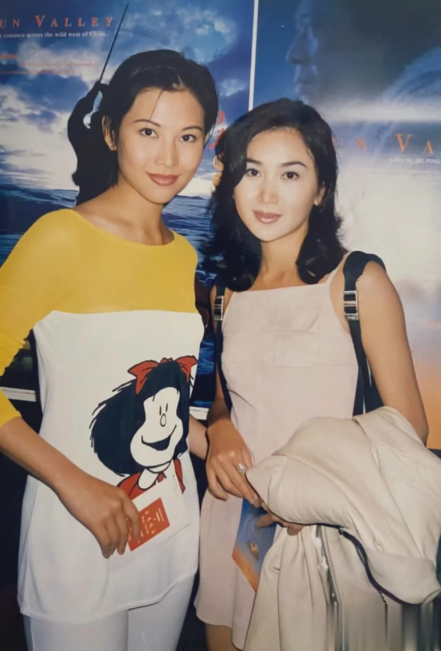 蔡少芬温碧霞旧时合影,都是很有特点的美人,蔡少芬的衣服可爱中带着