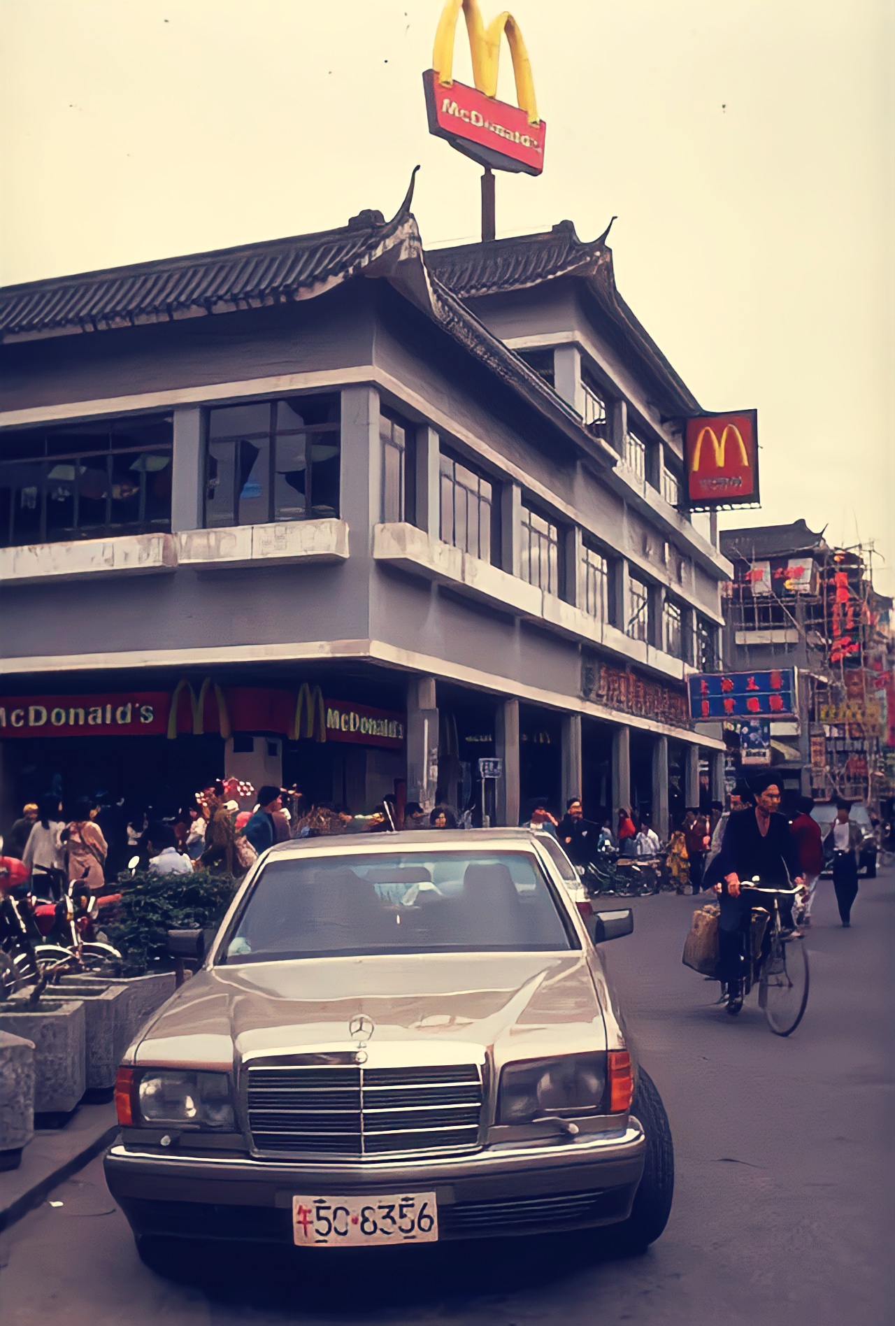 上世纪九十年代,深圳东门的麦当劳餐厅和停在路边的奔驰车.#老照片