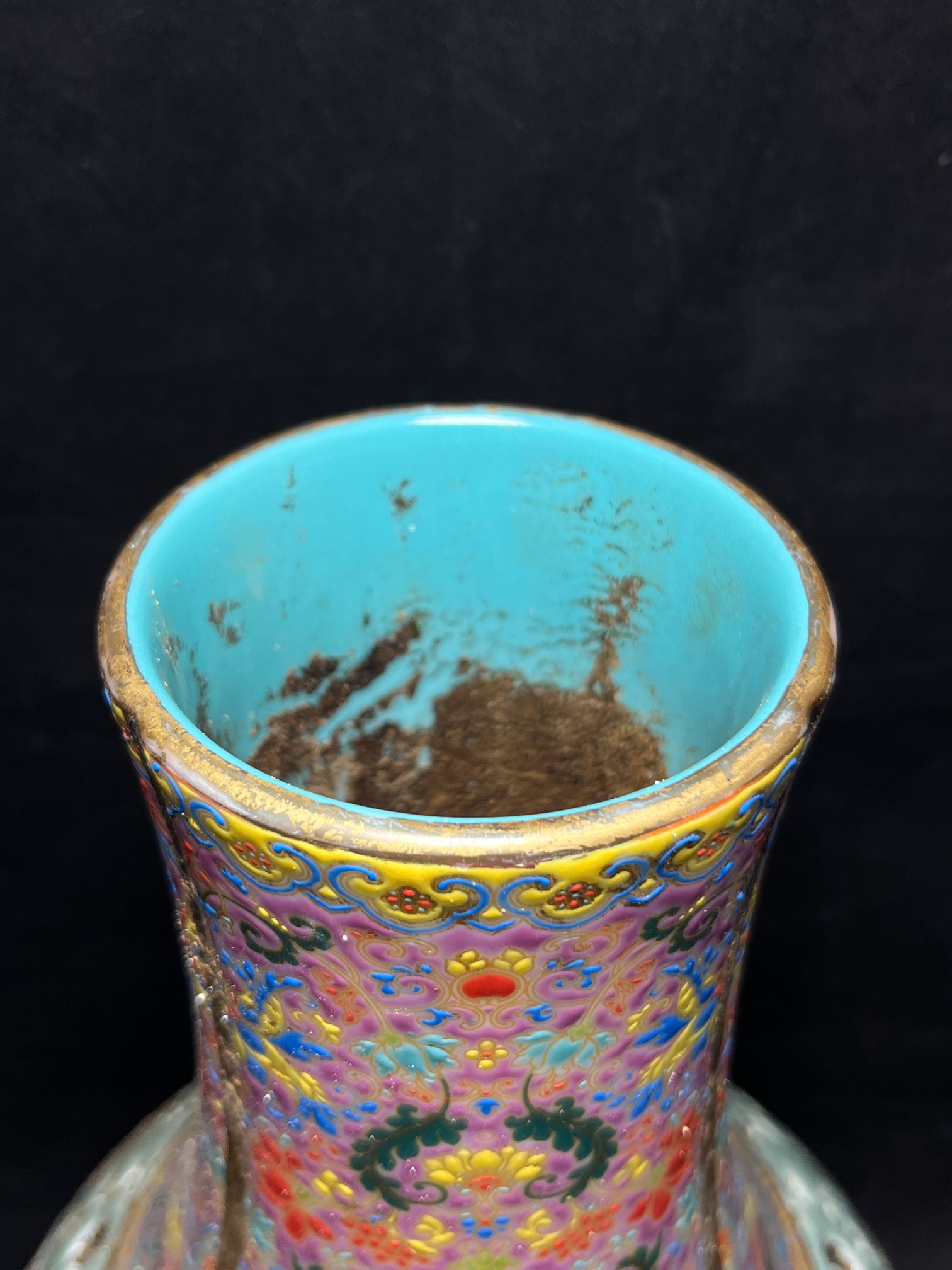 清乾隆珐琅彩花卉镂空转心瓶