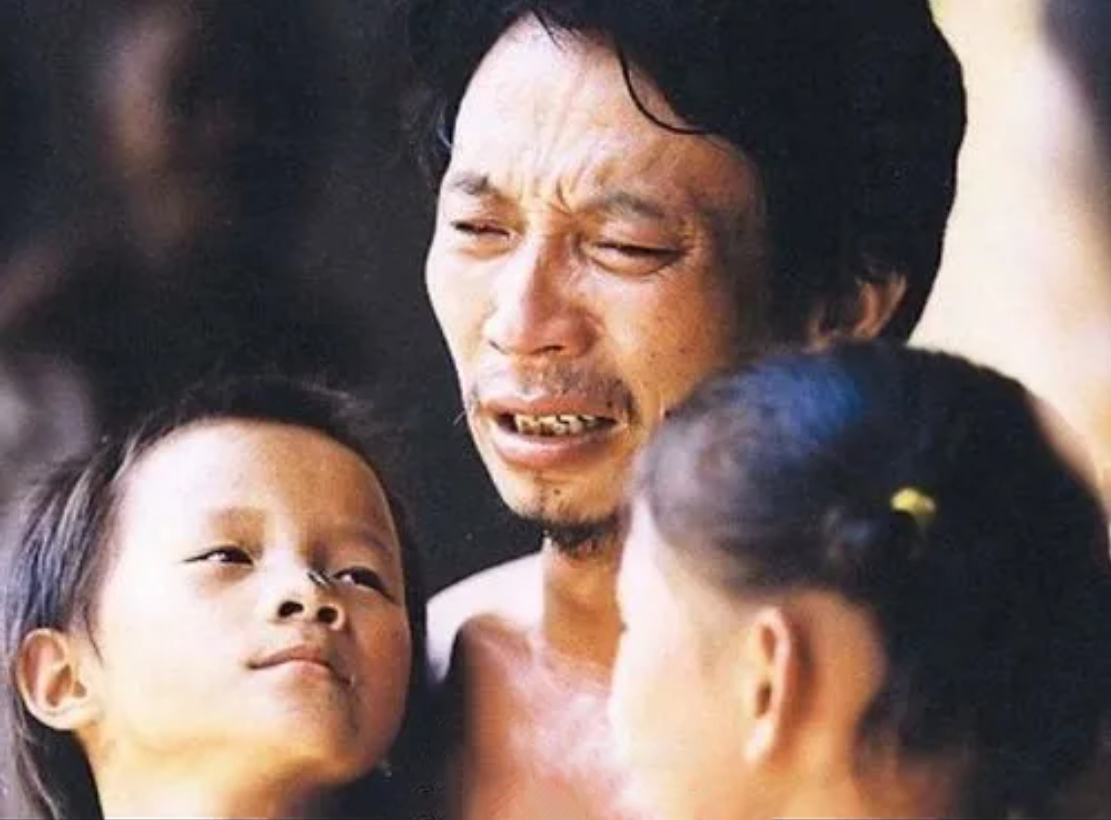 1998年,洪水中6岁女童抱树9小时获救,2021年与恩人见面泣不成声