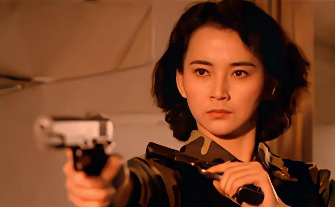 多年后,丈夫何志平也曾因经商失败陷入困境,胡慧中不离不弃,变卖家产