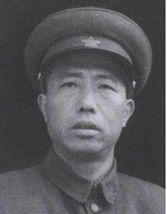 52年,军区司令时隔23年返乡,被母亲打一耳光:你不说去