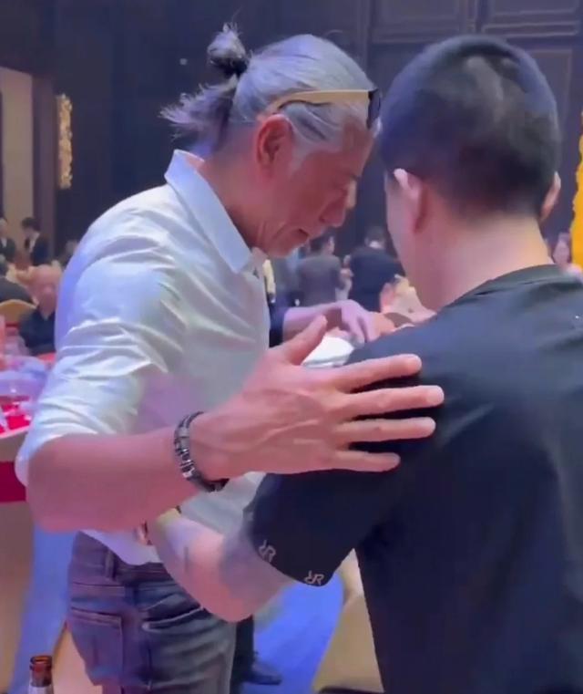 标题:港星饭局:张耀扬"江湖规矩"敬酒,吴启华脸色大变