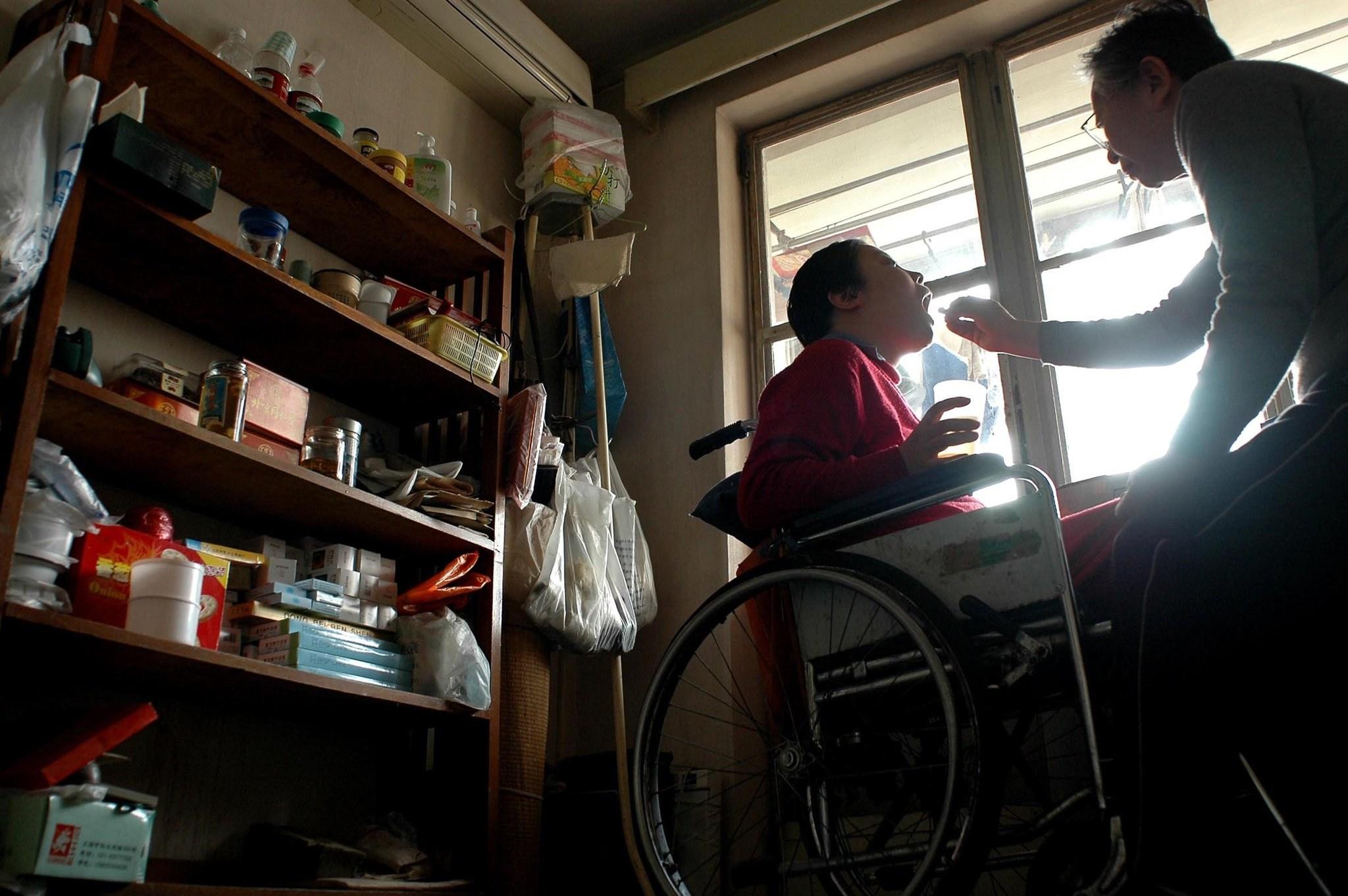 报案后没几天,朱令所在的宿舍发生了失窃案,朱令的生活用品,比如被子