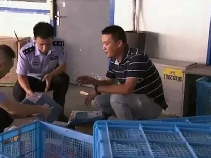 2016年,民警刷朋友圈,看到可疑快递单号,调查牵出"军火"大案