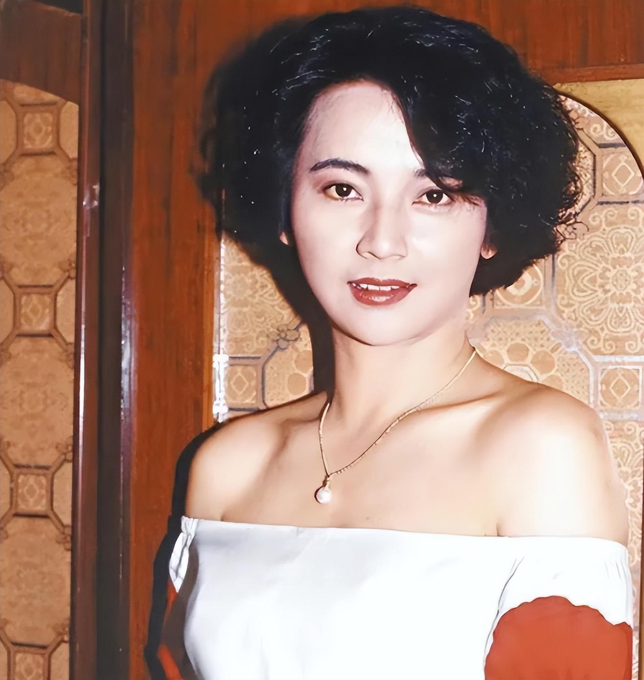 胡慧中,父亲是台大历史系教授,从小就在父母的呵护下读书识字,成长为