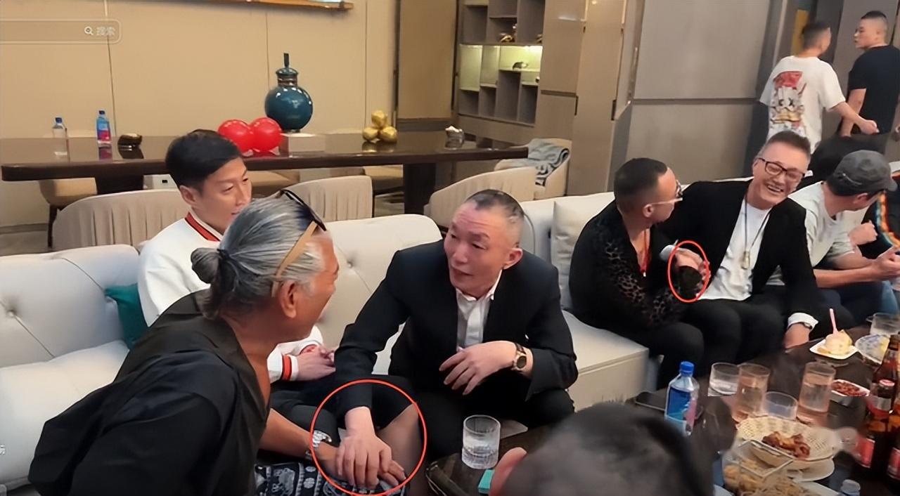 标题:港星饭局:张耀扬"江湖规矩"敬酒,吴启华脸色大变