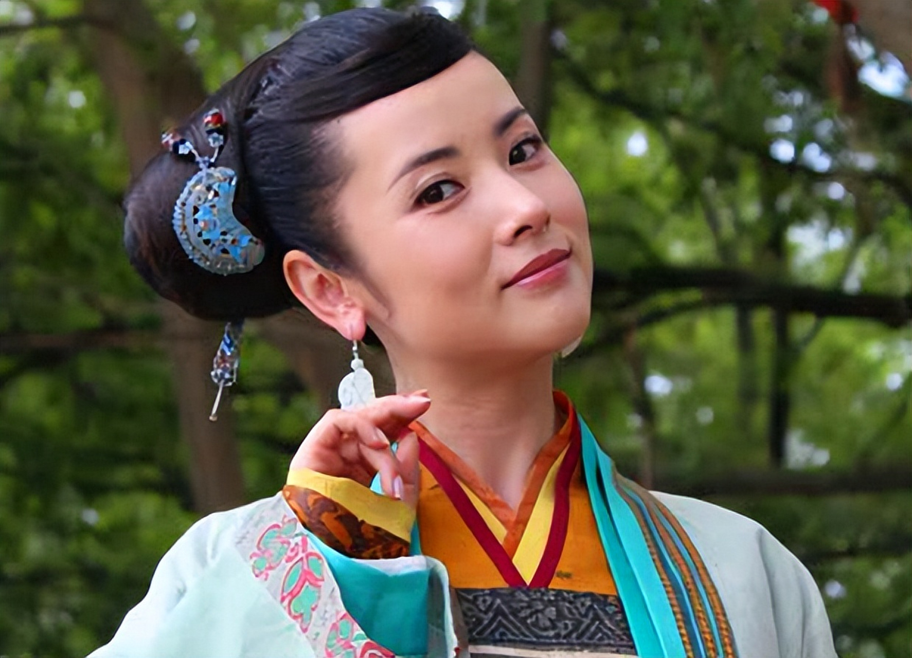 《绝代双骄》中邀月宫主情感波折,戏外演员孔琳经历两段失败恋情,但并