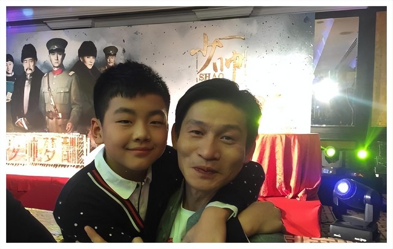 2015年,周思羽在父亲周云鹏主演的历史剧《少帅》中开始了他的影视