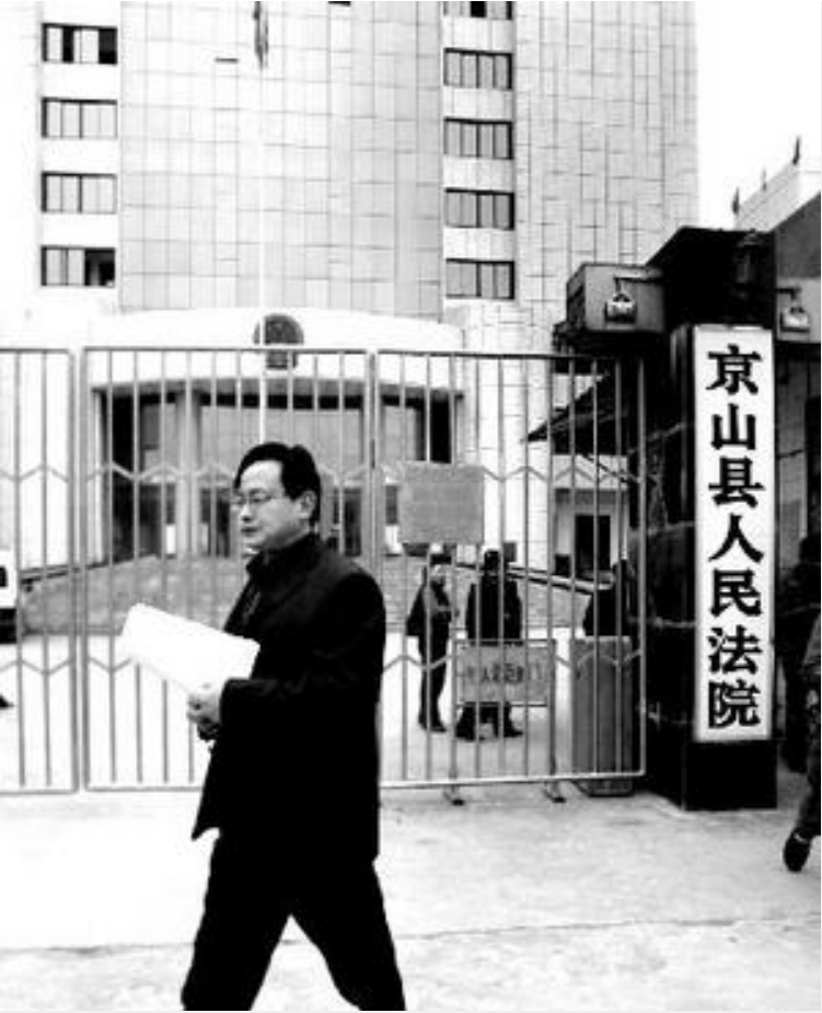 案件被发回重审后,1995年5月15日原荆州地区检察分院将此案退回补充