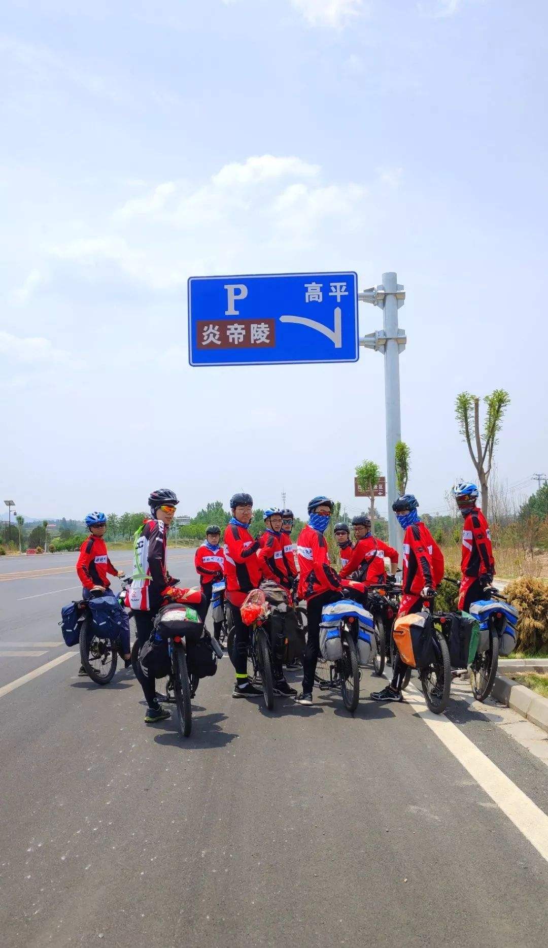 2019年高考结束后,这位班主任带11名学生骑行1800公里,备受争议