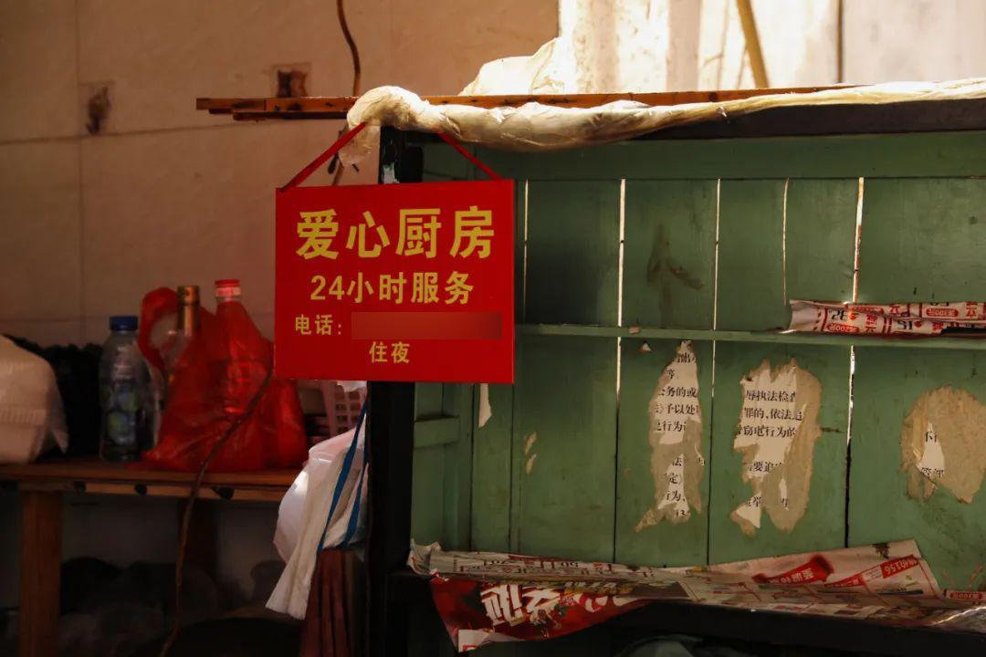 万佐成和熊庚香在自家开的早点摊子上结束了一早上的忙碌,正准备收摊