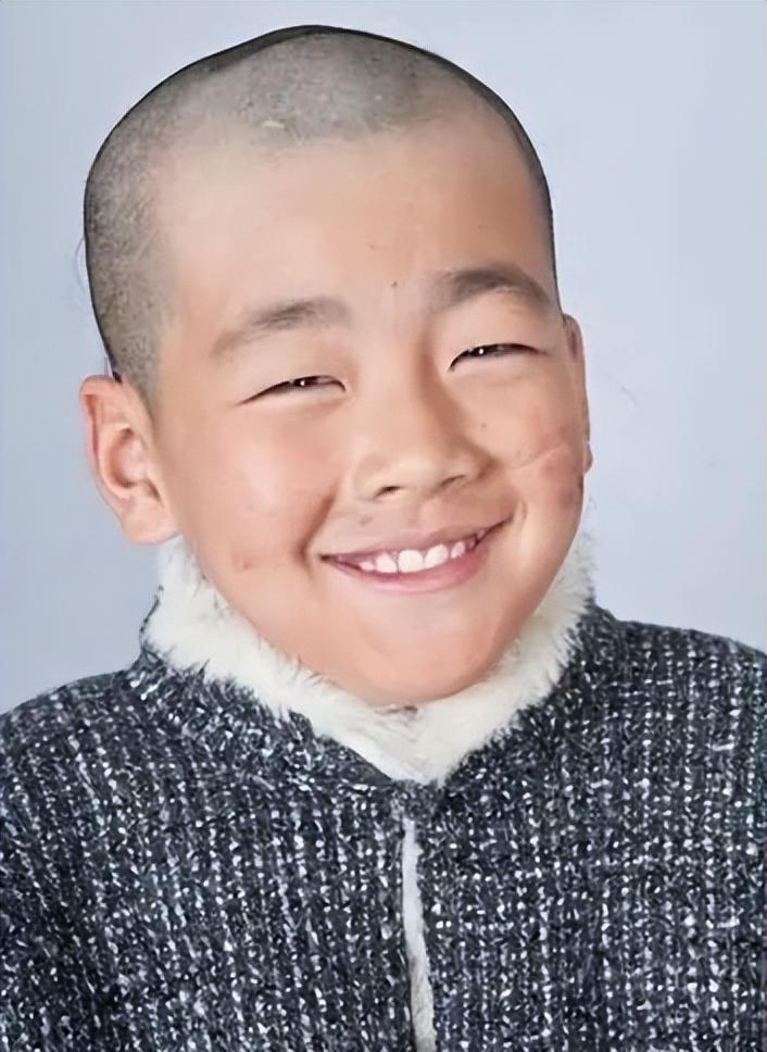 年,周思羽在北京出生于一个演艺世家,他的父亲是著名喜剧演员周云鹏