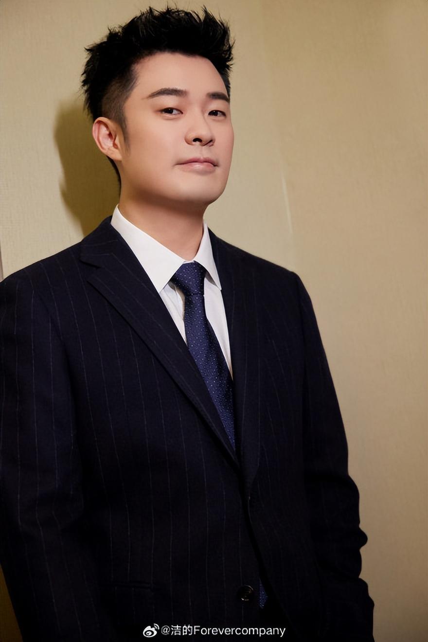 陈赫穿西装被认安保,五哈守护成画面最强反差