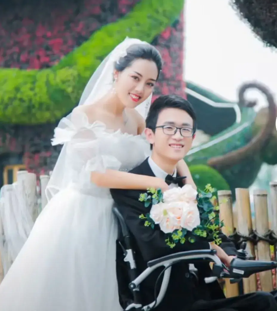 这段话更加坐实了两人婚姻破裂,网友纷纷在后台询问杨添财实情.