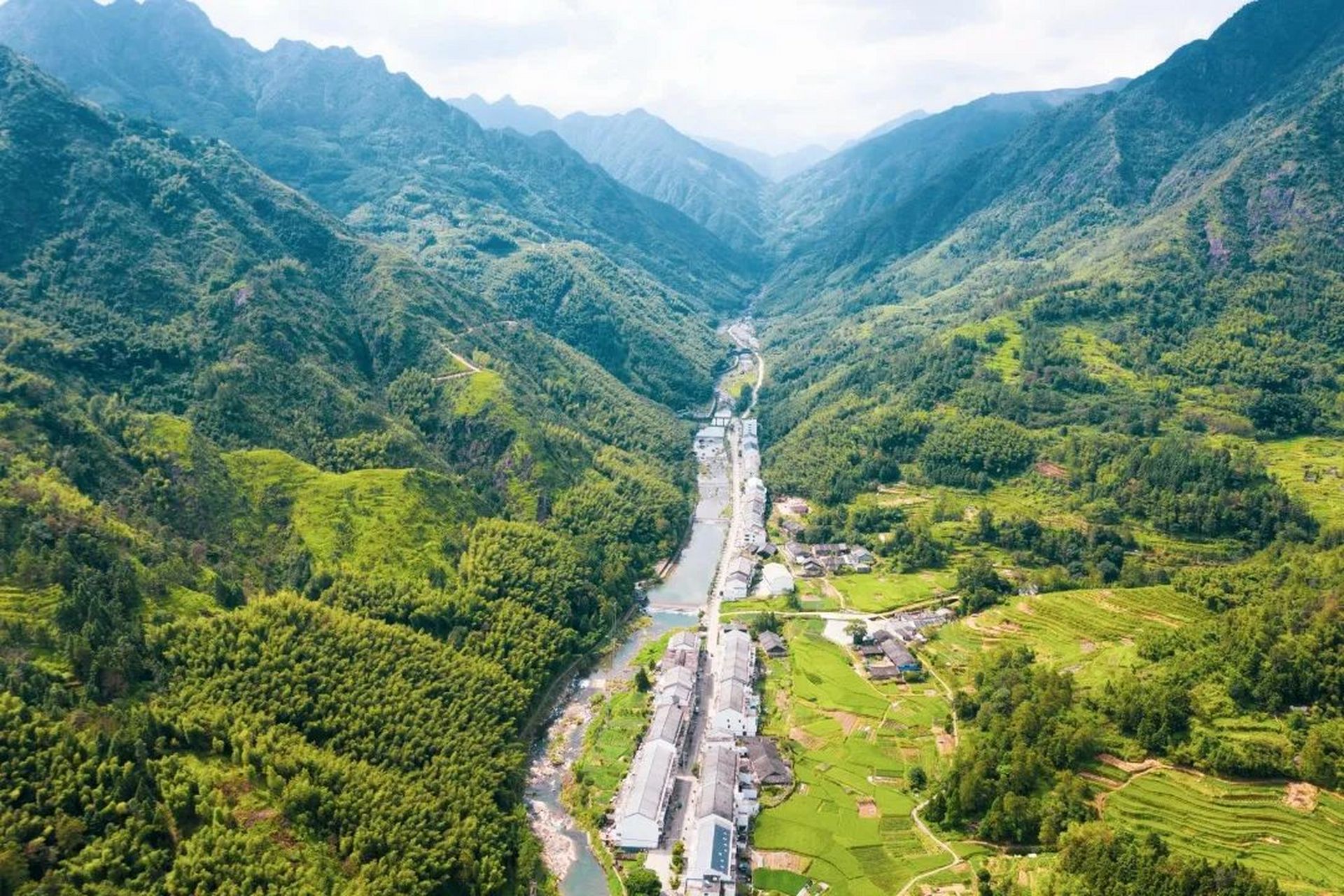 溪东村坐落于温州市苍南县西部山区,素有"莒溪门户"之称,位于莒溪镇