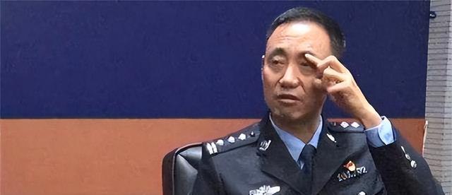 17年警察卧底做黑老大,上电视后妻子才知,妻子哭诉:冤枉你了