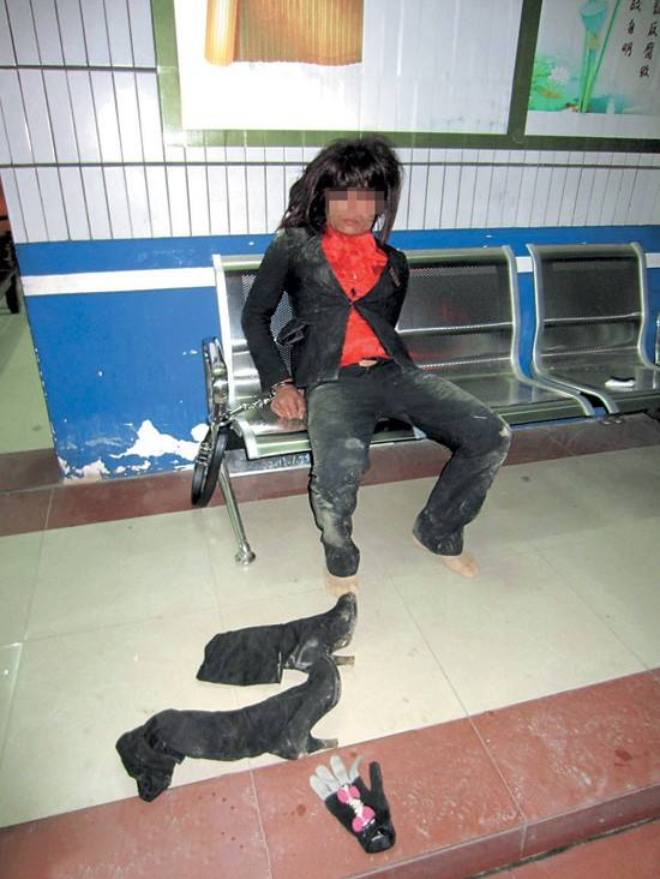 1985年在逃人贩子男扮女装,两次嫁人还"生"子,因妯娌打架暴露