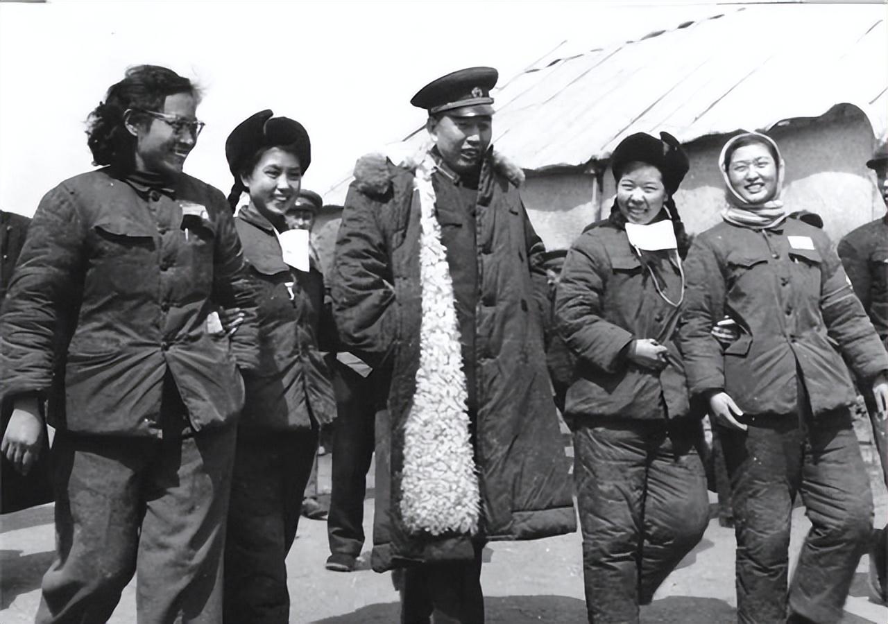 40名女间谍潜伏我军,妄图和我军干部结婚,王震一招妙计一网打尽