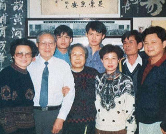 粟燕萍虽然不敢见沈醉,但却对留在大陆的女儿沈美娟非常思念,1980年她