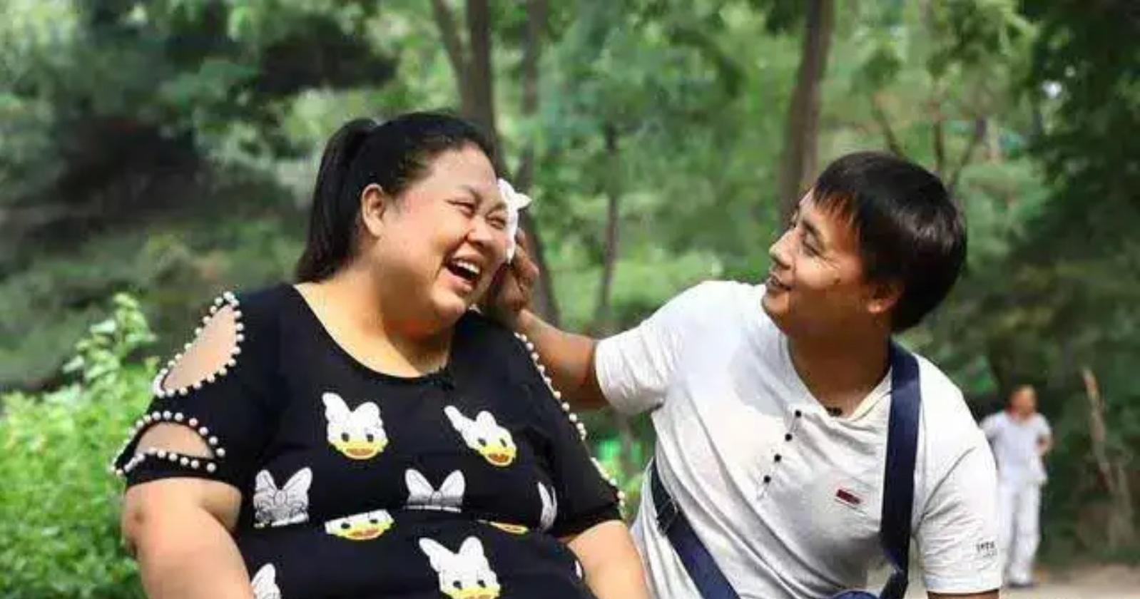 王威的母亲对这个实诚的小伙子很是满意,但她很担心金德龙的家人是否