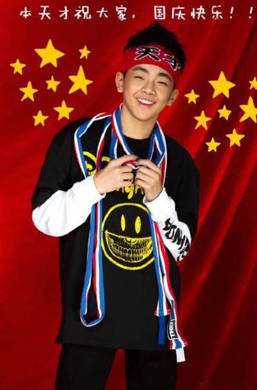 2003年,周思羽在北京出生于一个演艺世家,他的父亲是著名喜剧演员