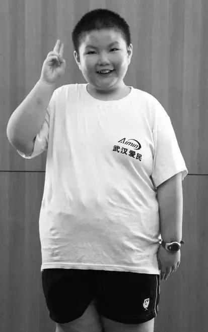 徐周磊6岁开始,父亲每天都会给他制定减肥计划,但是效果甚微.