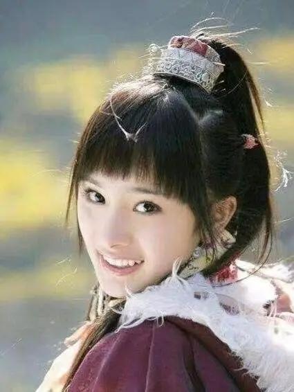 杨幂这一让,彻底暴露了"真实人品",难怪她会被嘉行"踢出局"
