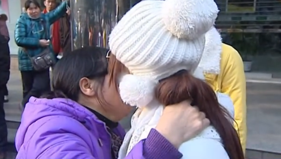 2015年,女孩嫌父母是农民,非要做亲子鉴定找富豪亲爹!母亲崩溃