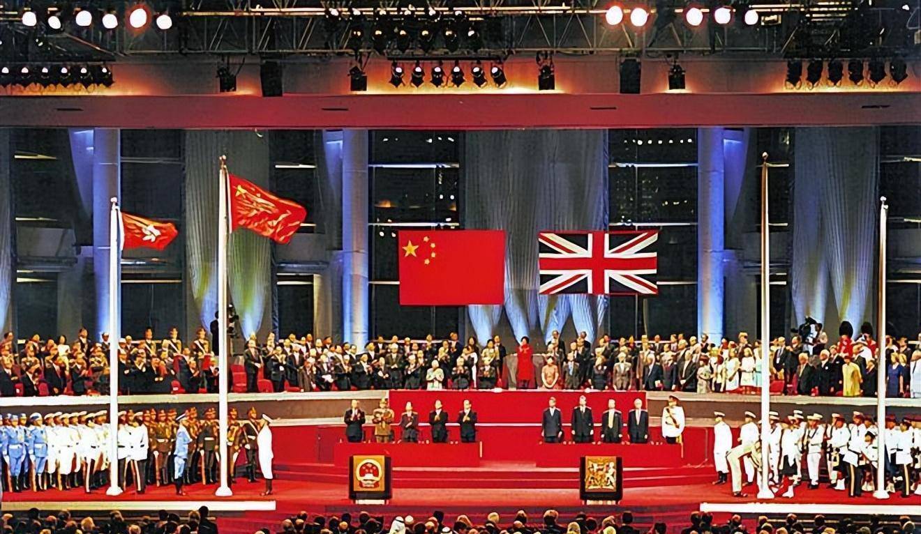 香港回归前夜,英军34艘军舰兵犯南海,舰长下令:撞就撞谁怕谁