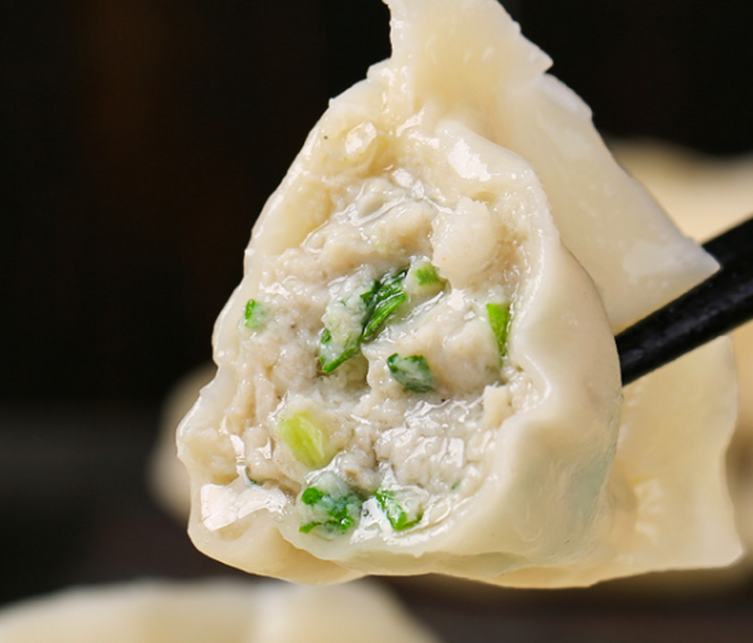 五花肉韭菜鲜馅诱人无比05制作技巧大公开:皮薄馅料满.