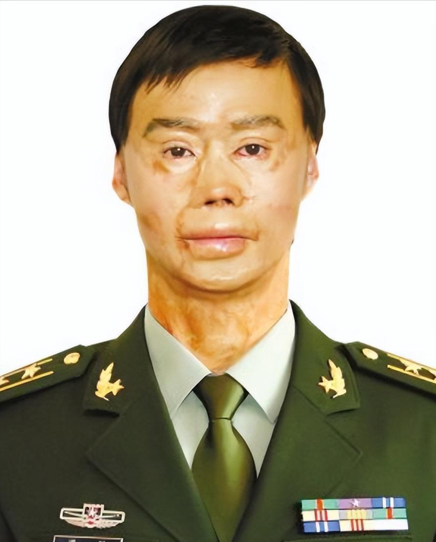 1995年3月,一名解放军战士回家探亲,可大巴车却半路