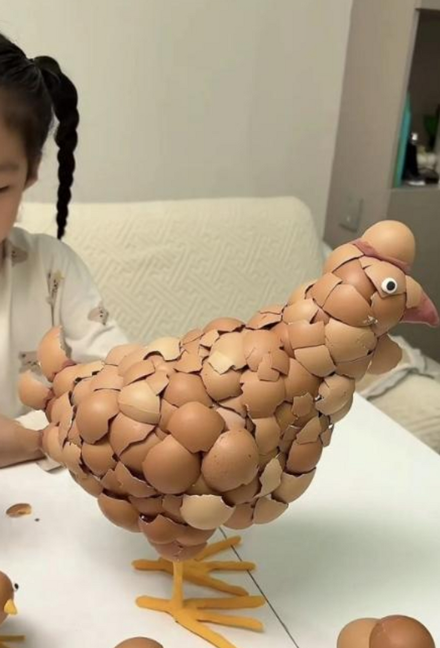 真是一个有创意的作品,来自于一堆鸡蛋壳的塑造!