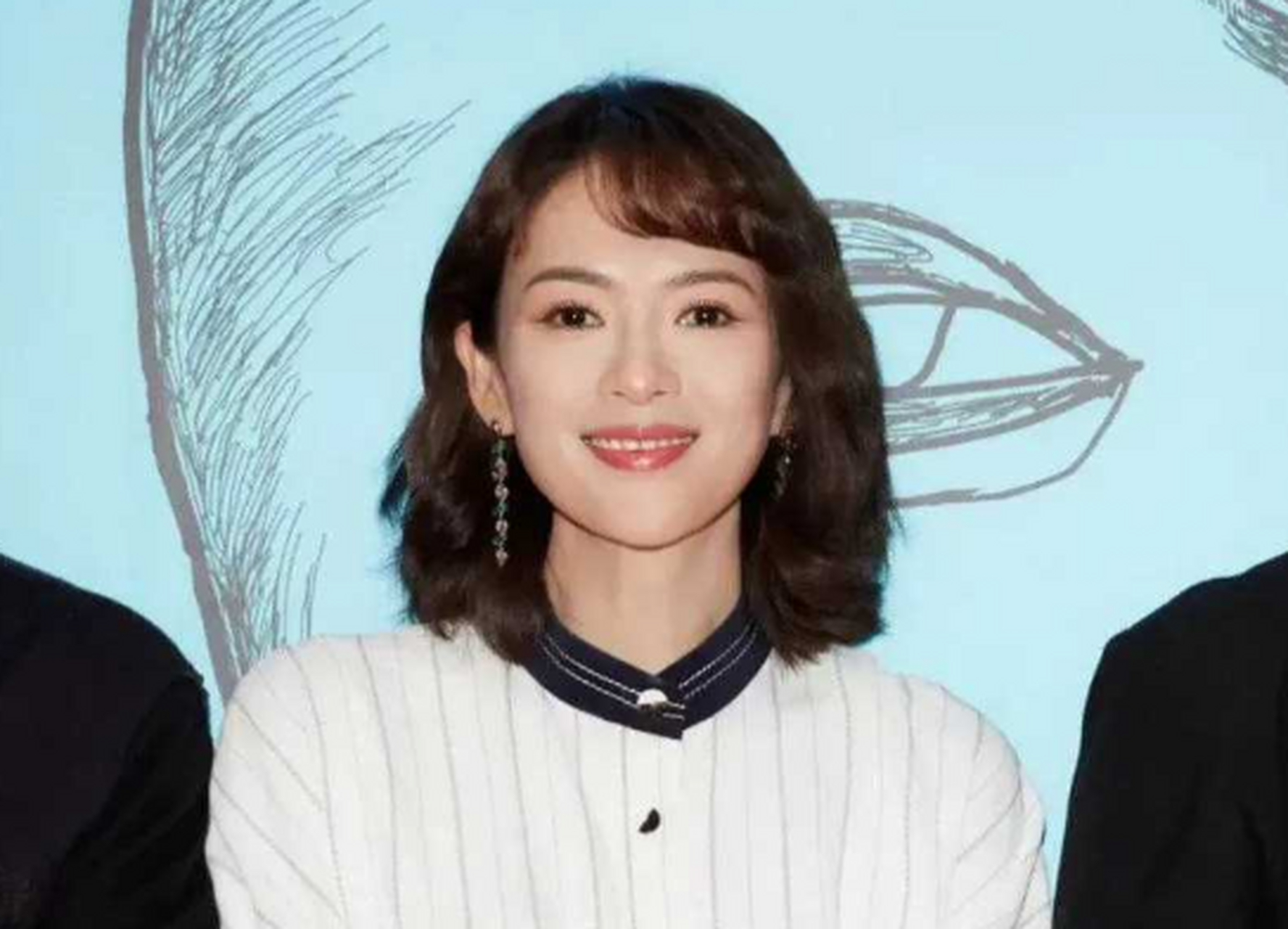 章子怡舍弃了以往的长发形象,选择一款俏皮的刘海短发,并染上了时尚的