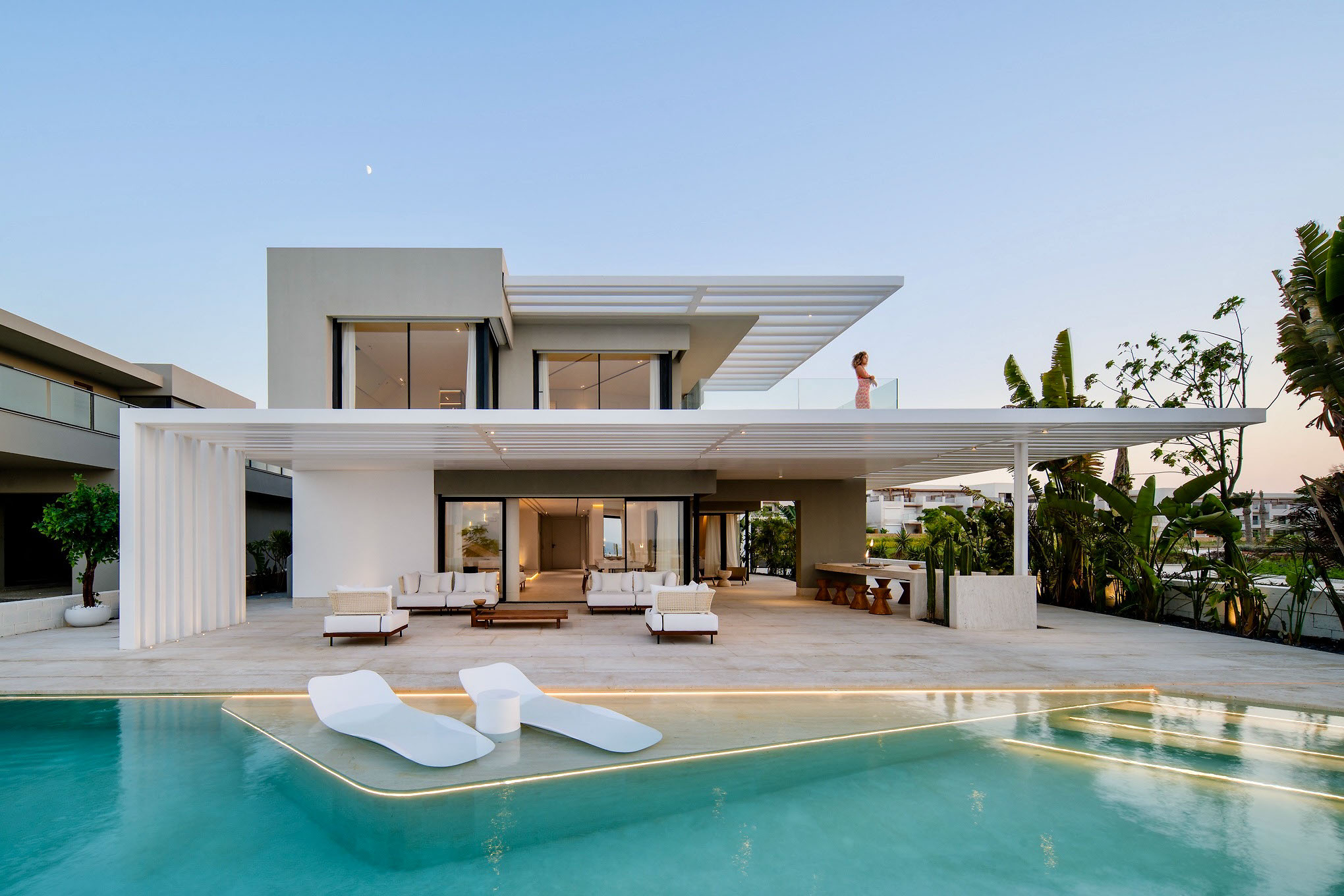 别墅的立面设计独特,线条流畅,展现了现代建筑的美学魅力.