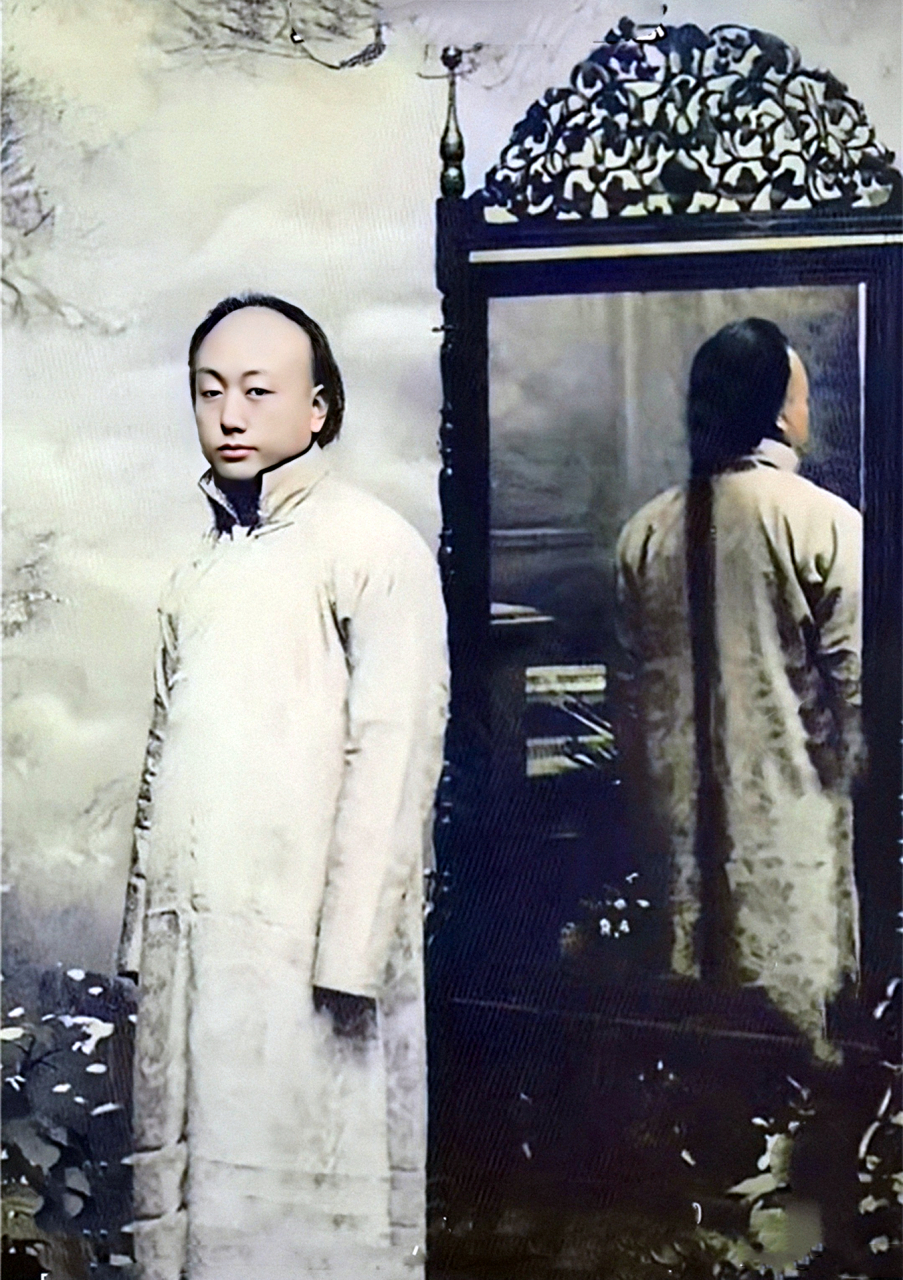 1912年,天津照相馆中,一名男子背对着镜子,心情非常低落.