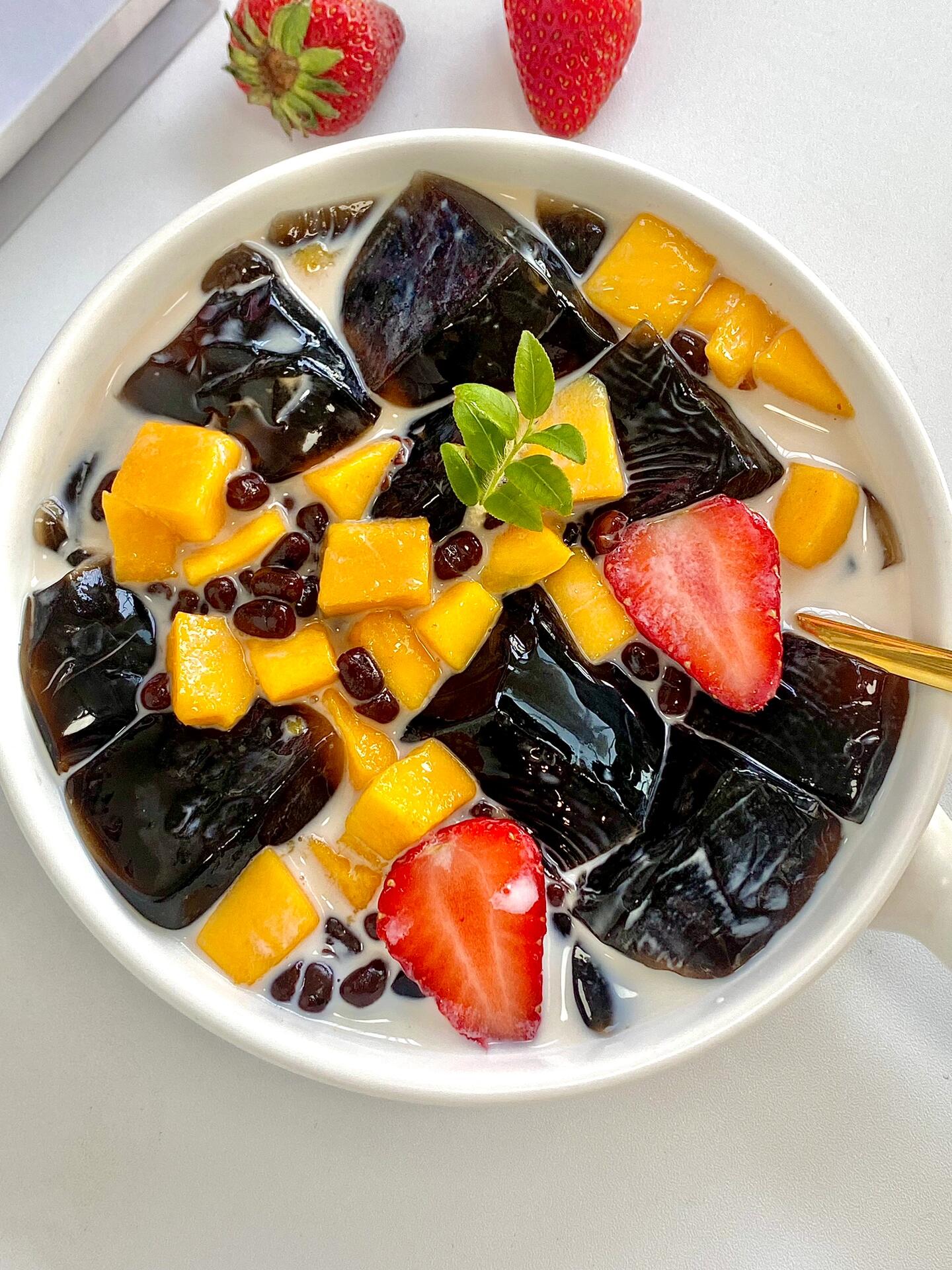 好吃又简单～甜甜的真的好吃哦爱 600ml开兑100g烧仙草粉,搅拌均匀