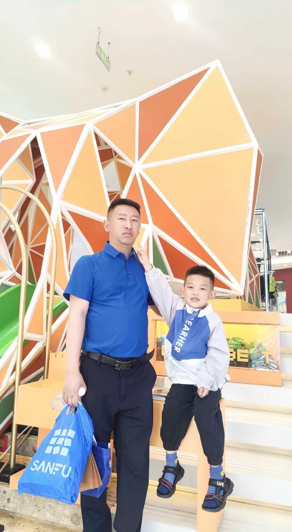 婚礼上,她眼中闪烁着泪光,内心充满了对未知的抗拒与不满