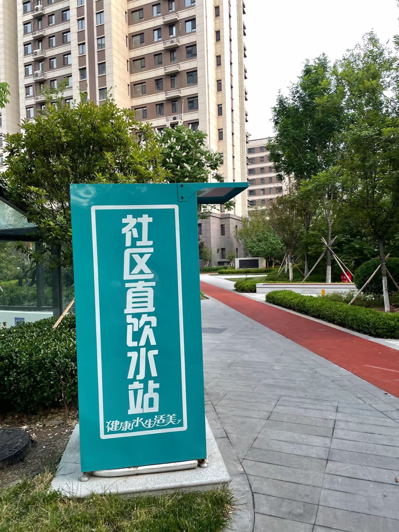 今天是周六我傍晚6点20分开车到达常去接他的路口打算一起回老家