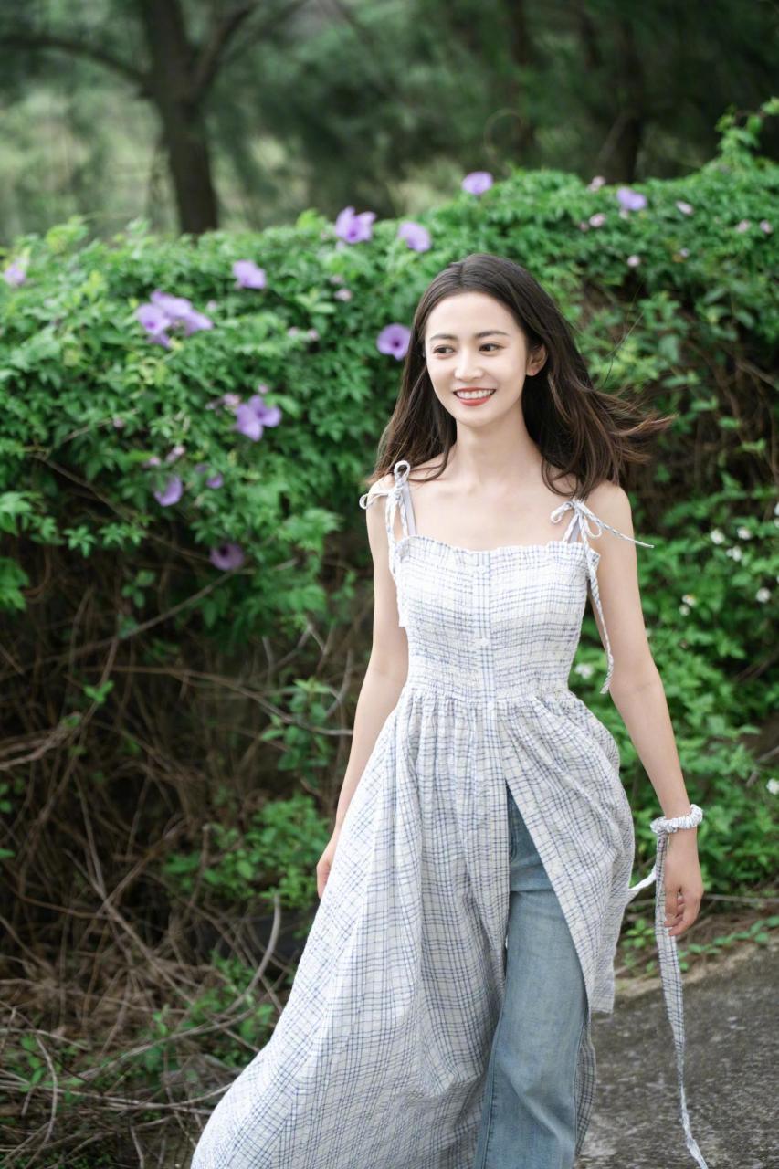 陈钰琪小吊带装很清新,就是这个吊带颜色有点素#我的假期这样玩