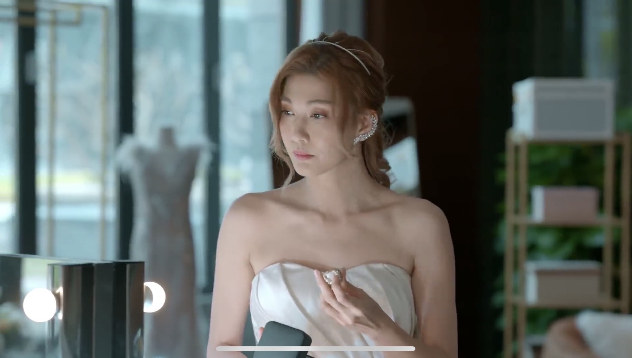 《家族荣耀》第一集讲述了马家二公子和马家三公子一起迎娶昔日好姐妹