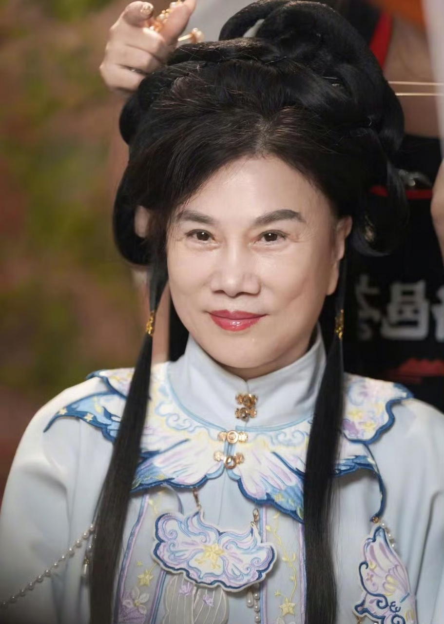 董明珠体验汉服文化,这个造型……真的是团队要求做的吗?