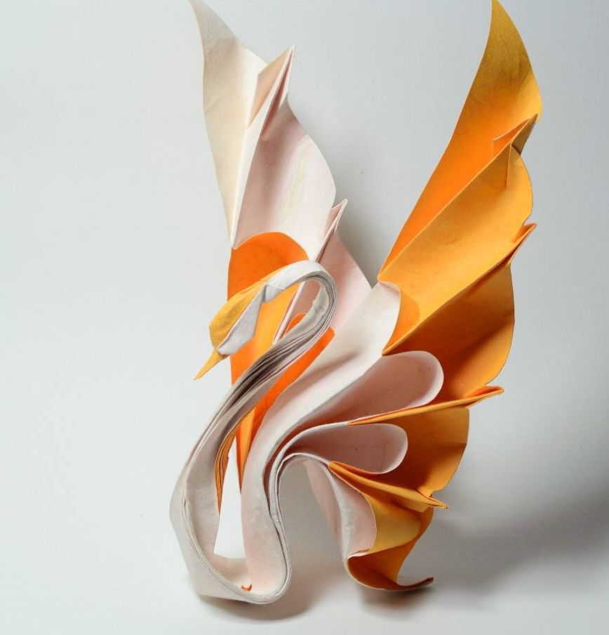 折纸打湿后,他把折纸从平面变成立体,来自越南的折纸艺术家hoang tien