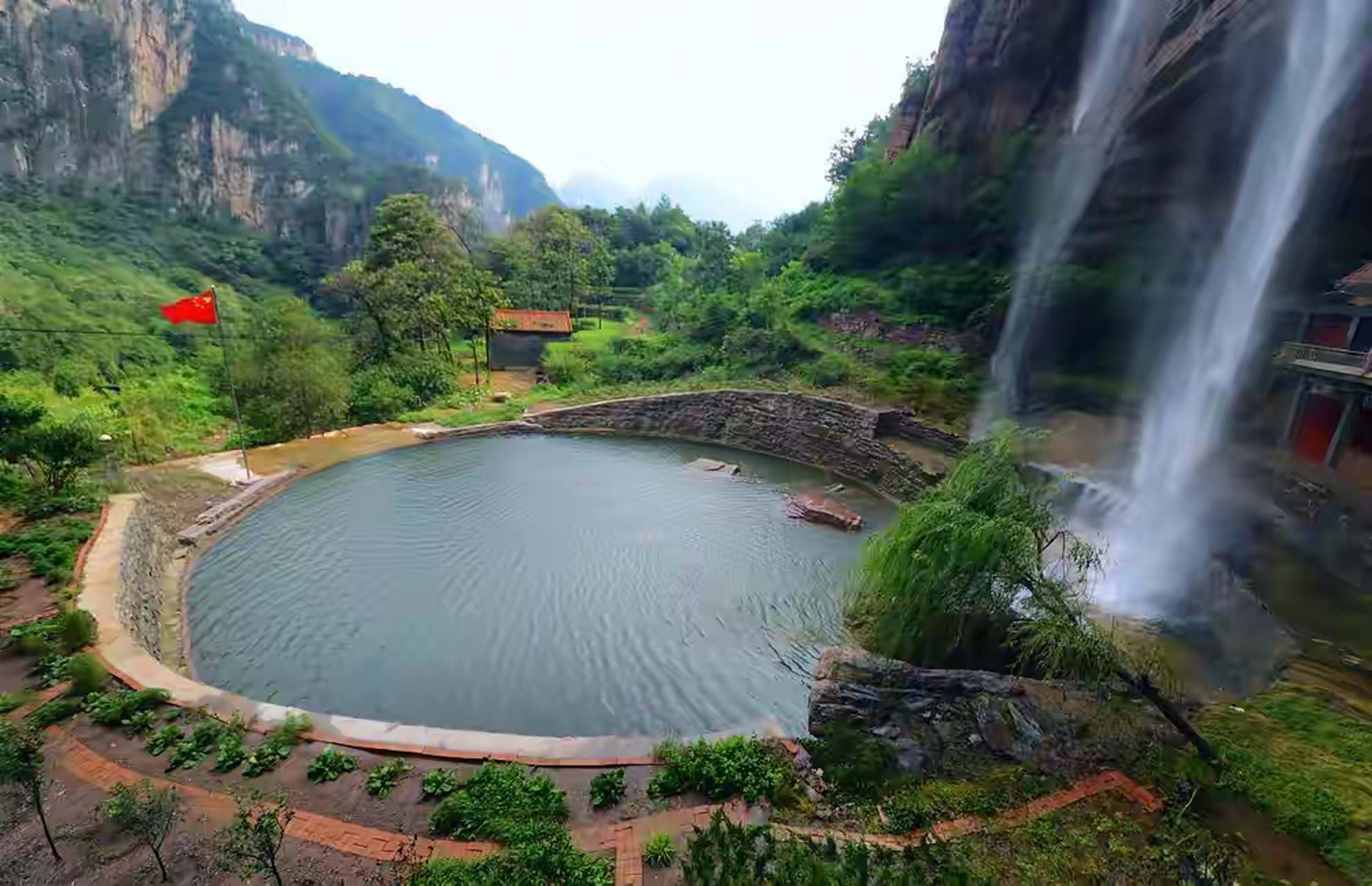 在河南省林州市合涧镇茶饭庄村的悬崖下有一座历史悠久的寺院——仙岩