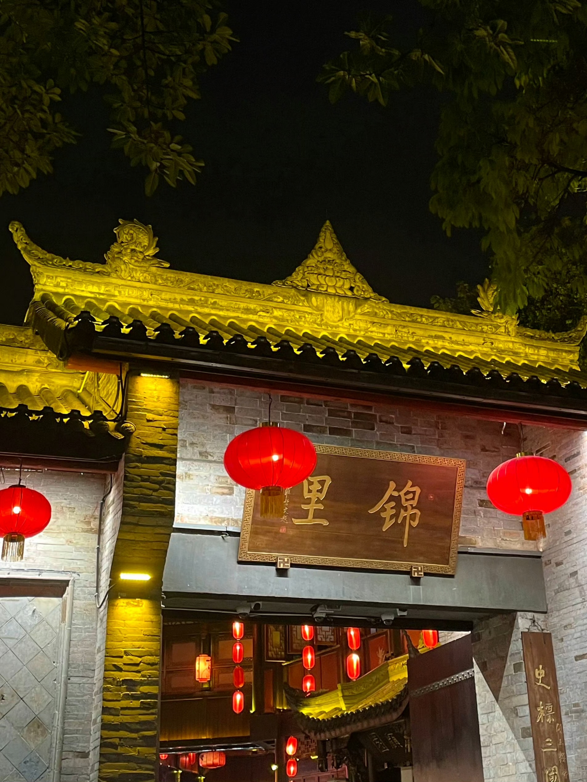 在锦里,吃的,喝的,玩的,应有尽有,有那各式各样的小玩意儿,精巧别致