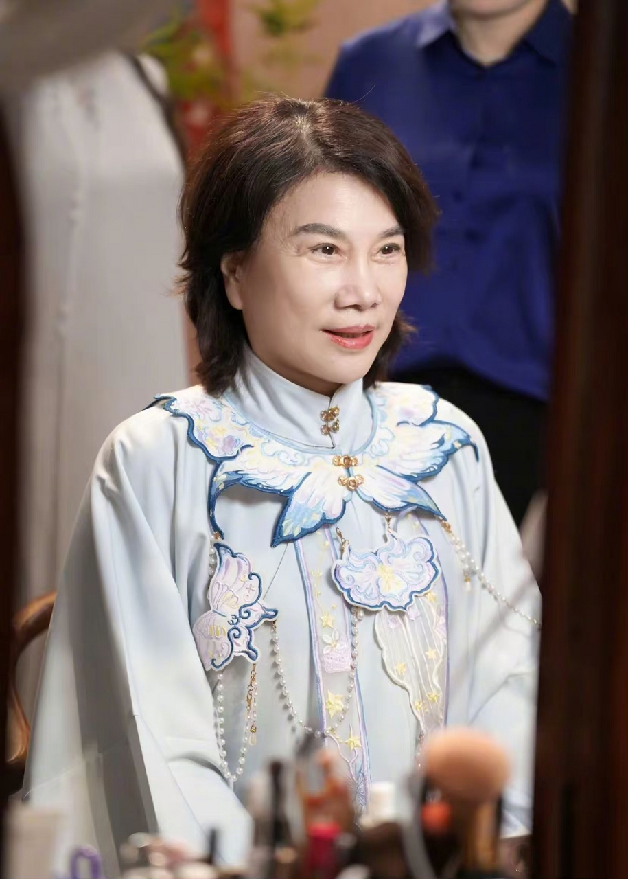 董明珠体验汉服文化,这个造型……真的是团队要求做的吗?